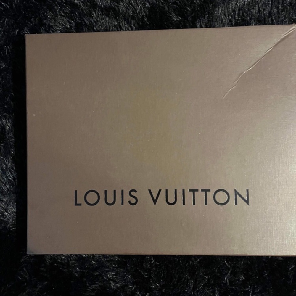 Louis Vuitton - Picture 6 of 9